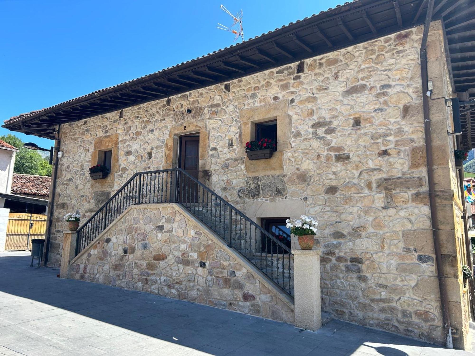 Apartamentos San Roque Arenas De Cabrales Luaran gambar